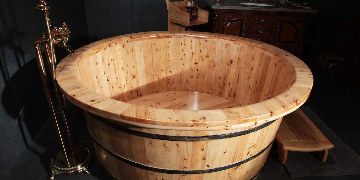 Japanese style round wooden bathtub